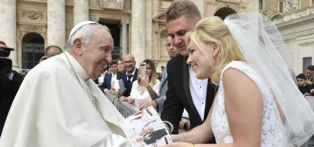 Presentate le nuove linee del Vaticano sulle nozze: «Niente sesso prima del matrimonio»