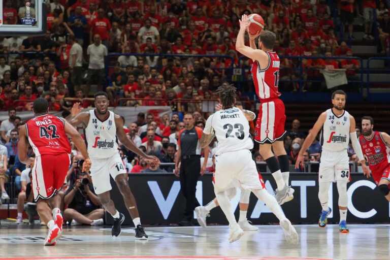 Galleria foto 'Olimpia Milano in festa, suo lo scudetto del basket' - foto 1