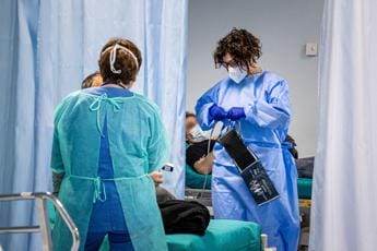 Galleria foto 'Omicron 5, sintomi e contagi in Italia: booster da agosto' - foto 1