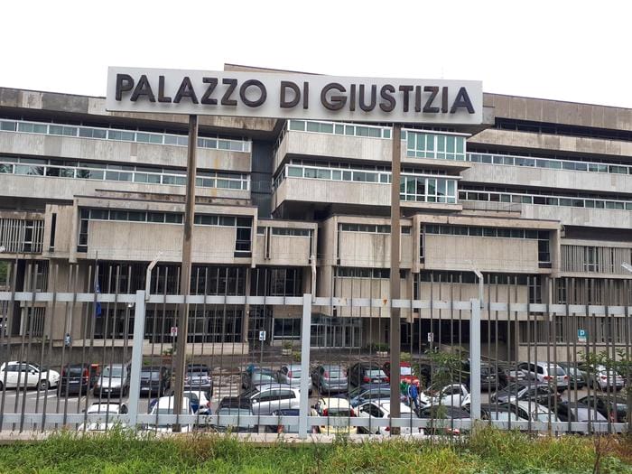 Falsi certificati per rinvio udienze: a giudizio 3 avvocati a Potenza