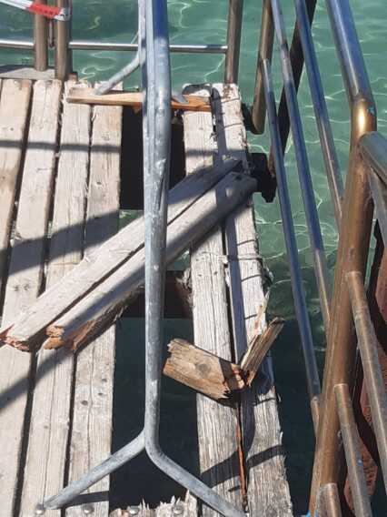 Bari, cede una passerella a Pane e pomodoro. Un ragazzo incastrato con la gamba
