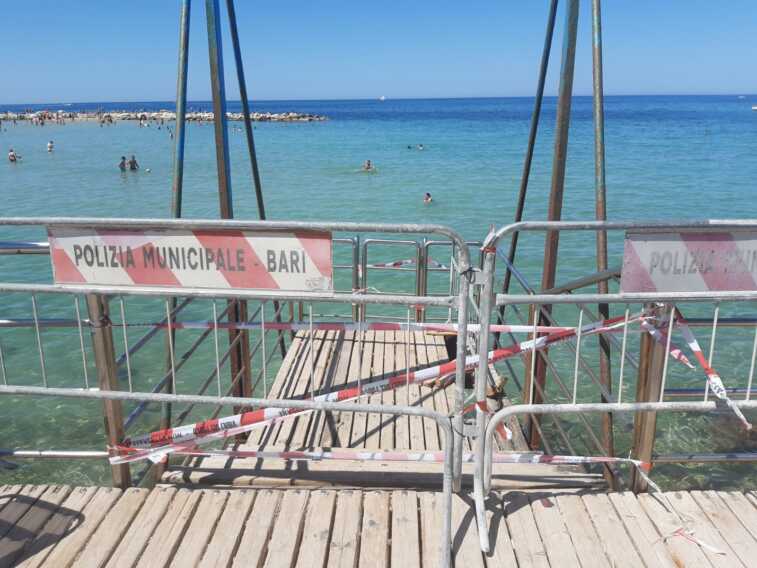 Galleria foto 'Bari, cede una passerella a Pane e pomodoro. Un ragazzo incastrato con la gamba' - foto 1