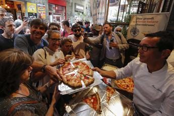 Galleria foto '“Pizza deve essere per tutti”, Sorbillo replica a Briatore e gli fa proposta' - foto 1