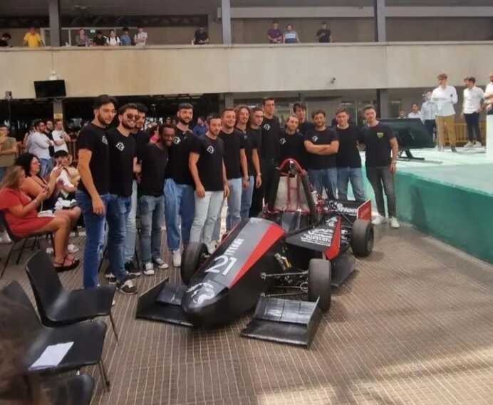 Galleria foto 'Il team racing Poliba Corse presenta la sua monoposto: parteciperà alle prove del campionato Formula Sae' - foto 1