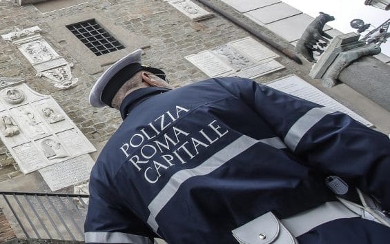 Occupa una casa a Roma mentre l’assegnatario è in ospedale e la affitta: truffatore 40enne trovato a Trani