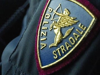 Auto contromano sulla statale 16: Polizia stradale evita il peggio