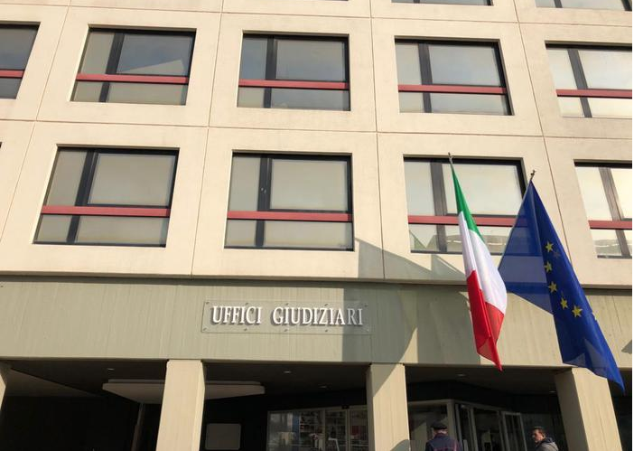Fiori e bigliettini minatori alla donna di cui diceva di essere innamorato: condannato un 53enne