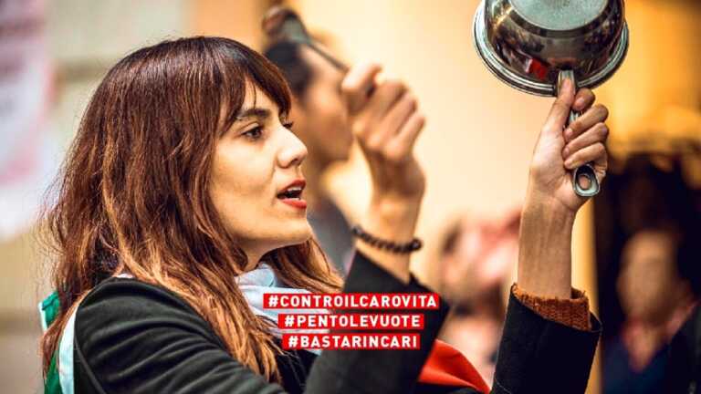 La protesta dei consumatori davanti alla Prefettura di Bari: «Meno Iva e bollette a rate. Governo, datti una mossa»