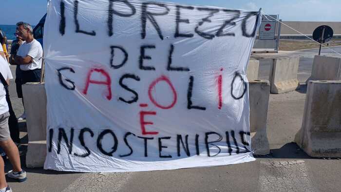 Caro gasolio, grossisti protestano con i pescatori di Monopoli: «Vogliamo risposte»