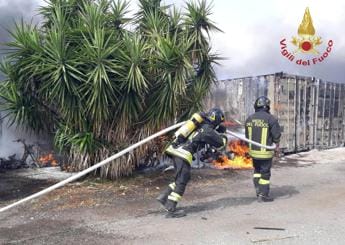 Galleria foto 'Roma, incendio oggi in via Aurelia: esplose bombole gpl, 35 intossicati' - foto 1