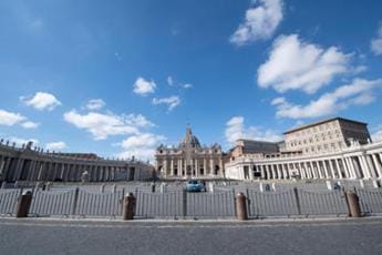 Galleria foto 'Roma, non si ferma all’alt e sfonda transenne Vaticano: fermato' - foto 1