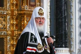 Galleria foto 'Russia, patriarca Kirill scivola su acqua santa e cade' - foto 1