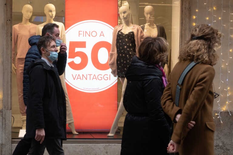 Al via i saldi con l’incubo rincari: spesa a persona lontana da quella pre-pandemia