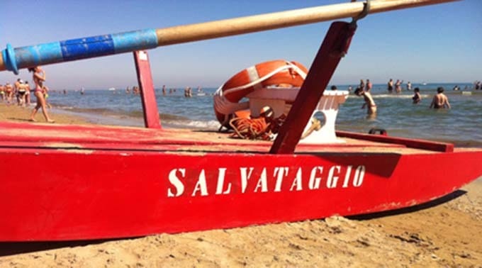 Ragazza ha un malore in mare a San Pietro in Bevagna: salvata da poliziotto in vacanza