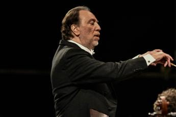 Scala, squilla un telefonino e Chailly ferma il concerto
