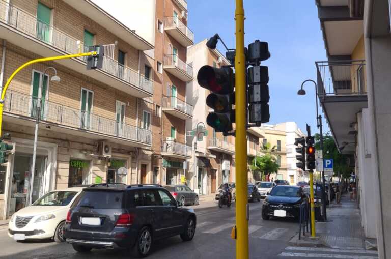 Ostuni, il “semaforo intelligente” diventa un caso: «Crea solo ingorghi e disagi ai cittadini»