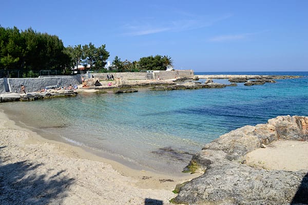 Polignano, sette furti in una sola mattina a Porto Cavallo. La denuncia social di Carla De Girolamo – VIDEO