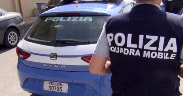 Ruba capi d’abbigliamento e aggredisce un vigilante: 35enne arrestato a Bari