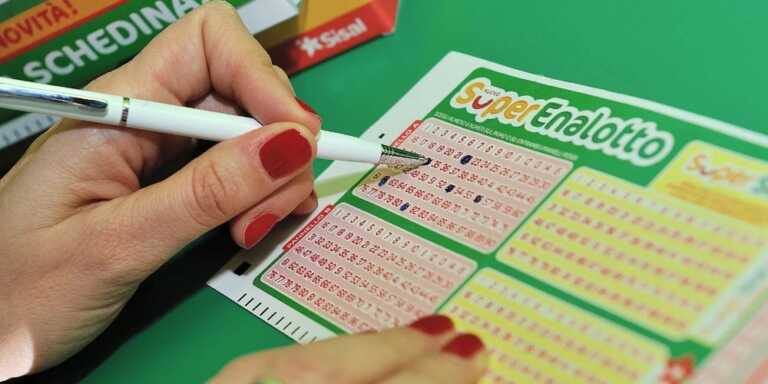 SuperEnalotto: 5+1 da 480mila euro a Barletta. Il titolare della tabaccheria: «Il vincitore potrebbe essere chiunque»