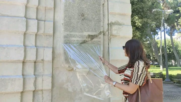 Cerignola, ripristinata la targa in plexiglass dell’arco della Rimembranza. Era stata vandalizzata