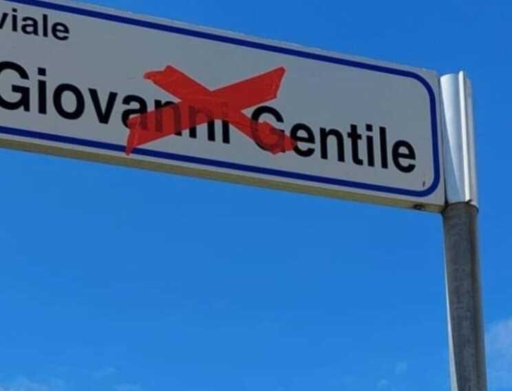Foggia: copre le targhe del fascismo, esponente di Sinistra italiana multato con 60 euro