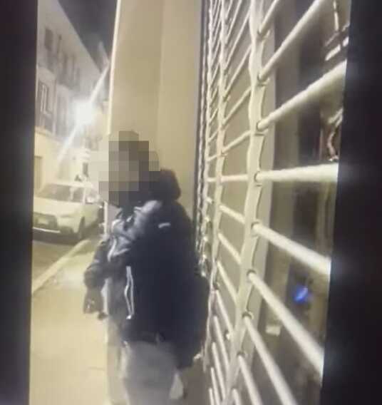 Tenta di entrare in casa di un imprenditore, lui gli scrive su Facebook: «Carlo, la prossima volta ti aiuto io»