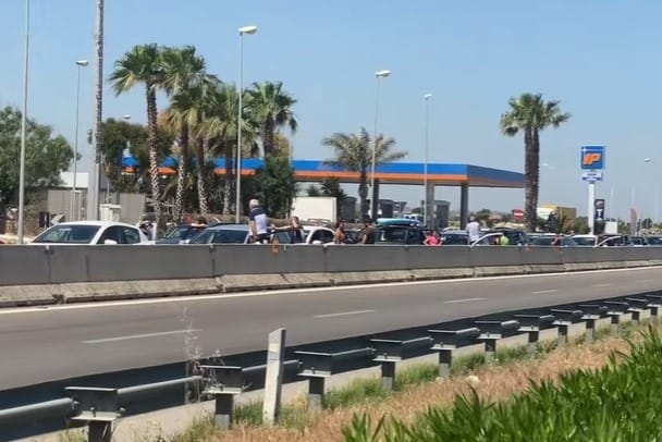 Incidente stradale a Bari, scontro tra un camion di mattoni e auto sulla Ss16: si transita ad una corsia