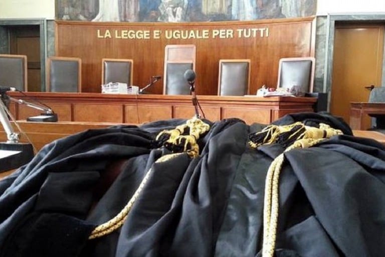 Uccisero un familiare in un finto incidente per truffare l’assicurazione: condanne ridotte per i tre imputati