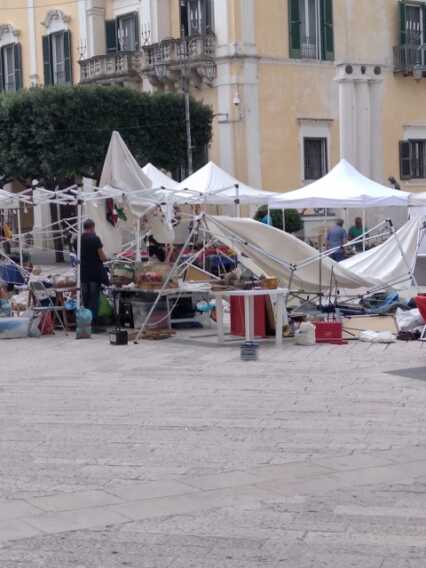 Matera, tromba d’aria travolge i mercatini del centro