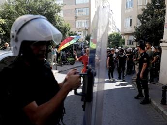 Galleria foto 'Turchia, protesta per diritti Lgbtq: oltre 200 arresti a Istanbul' - foto 1