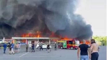 Galleria foto 'Ucraina, missile Russia su centro commerciale: 18 morti – Video' - foto 1