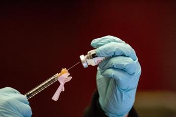 Galleria foto 'Vaccino covid, efficacia negativa e contagi vaccinati: la fake news' - foto 1