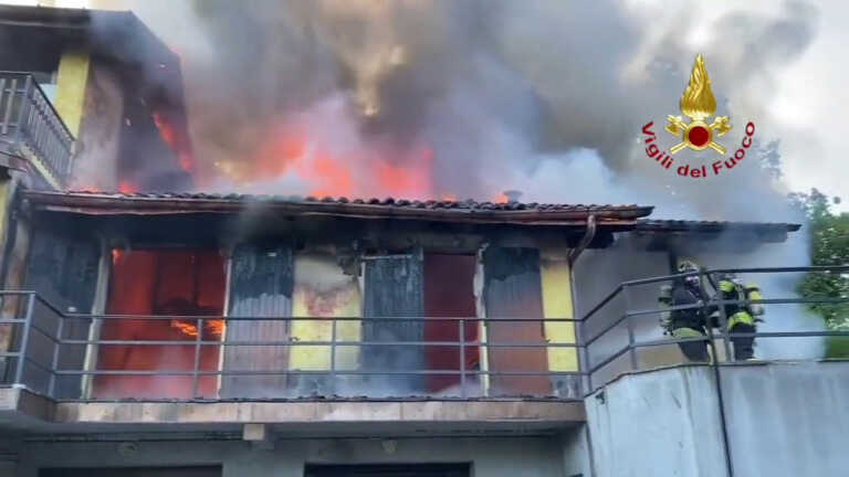 Galleria foto 'Varese, casa in fiamme, due feriti nel tentativo di spegnere fuoco' - foto 1