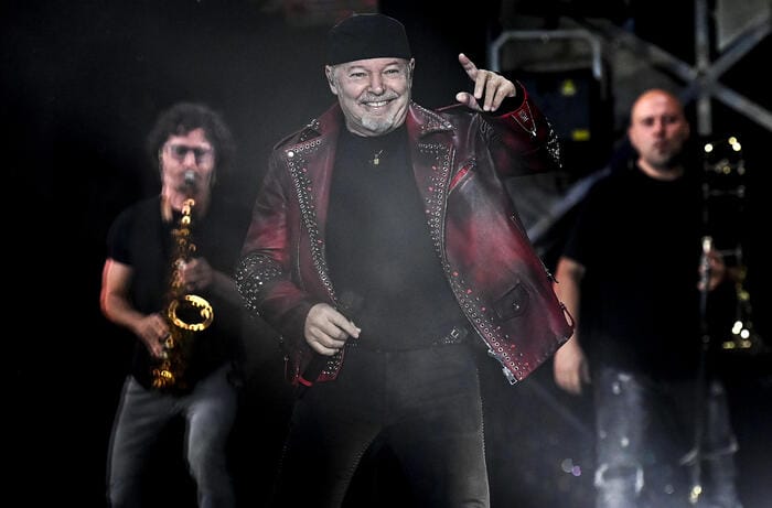 Vasco Rossi fa esplodere di gioia il Circo Massimo: grande entusiasmo per la prima data romana del rocker