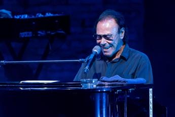 Antonello Venditti abbraccia Bari: «La amo, qui ci tornerei sempre»