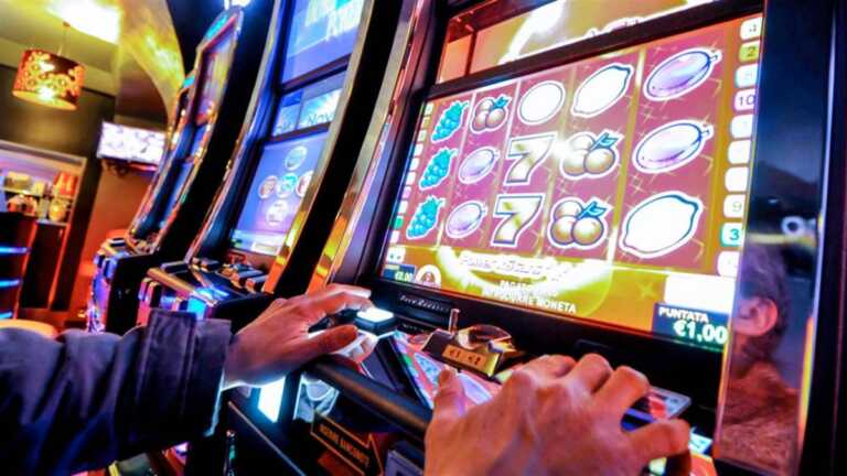 Slot e videopoker illegali scoperti in provincia di Bari: sanzionati due esercizi commerciali