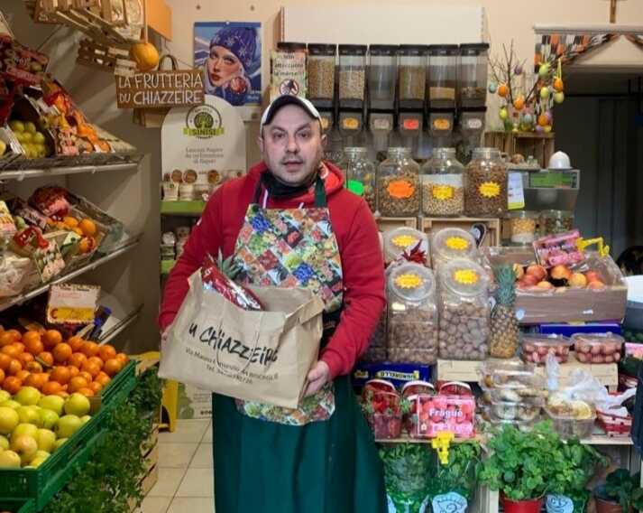 Bisceglie, ora il banco della frutta ha i cartellini in dialetto: la trovata di Vito per difendere le tradizioni