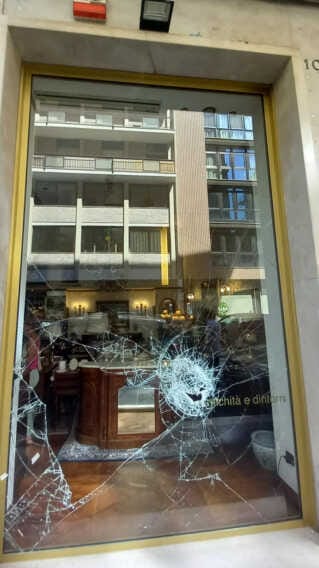 Raid in un negozio in via Melo: danni per più di 10mila euro