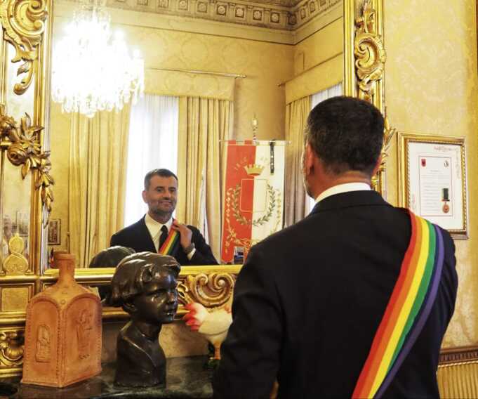 Pride, Decaro indossa la fascia arcobaleno: «A Bari il diritto di amare»