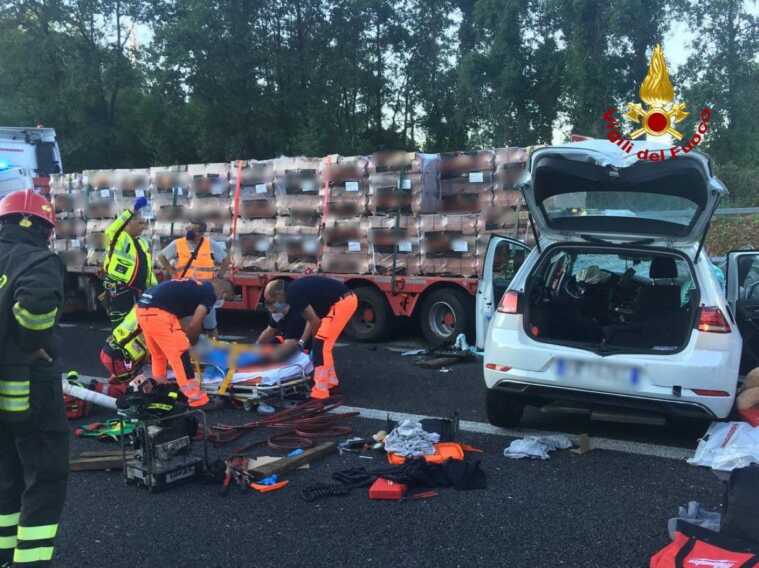 Autostrada A2, auto incastrata nella parte posteriore di un mezzo pesante