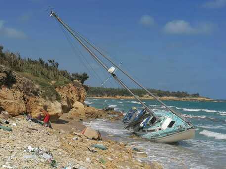Galleria foto 'Brindisi, tromba d’aria travolge una barca a vela scagliandola contro gli scogli' - foto 1
