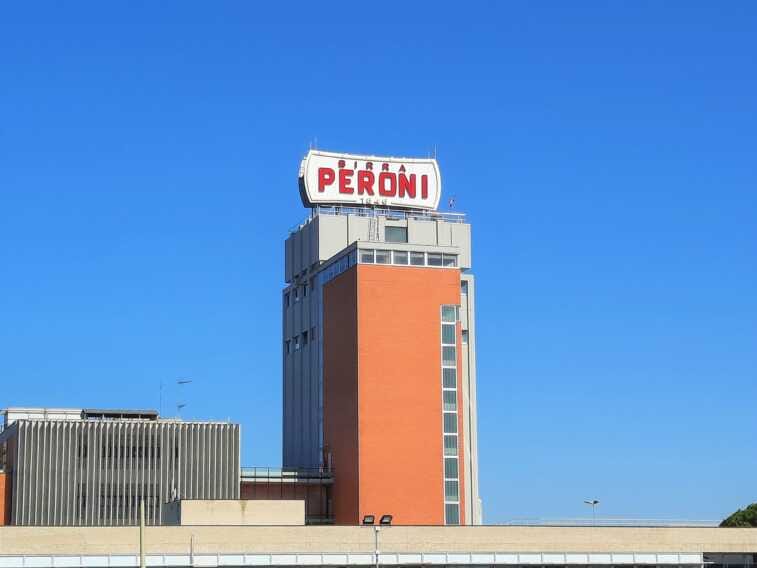 Bari, lo stabilimento Peroni cambia volto: installata la nuova insegna