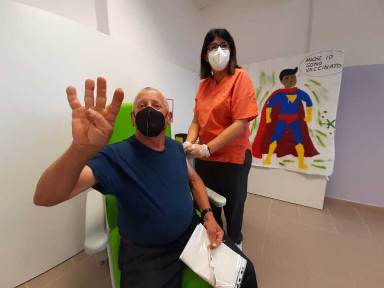 Galleria foto 'Raddoppiate le vaccinazioni in Puglia. La Regione riattiva le prenotazioni online' - foto 1