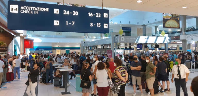 Sciopero aereo, la voce dei passeggeri rimasti a terra: «È una giornata difficile» – VIDEO