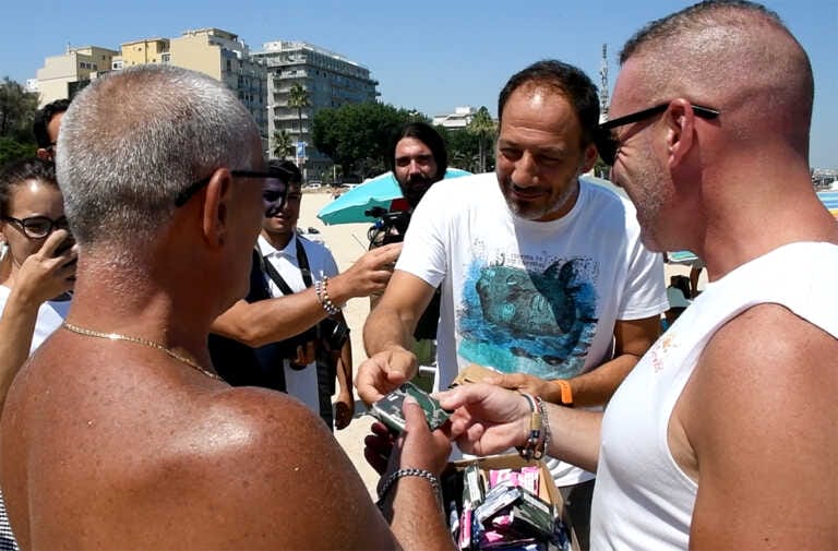 Bari, i posacenere a Pane e Pomodoro. Petruzzelli: «Piccolo gesto per l’ambiente» – VIDEO
