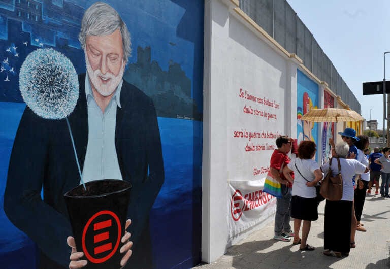 Bari, inaugurato il murale per Gino Strada: «Lanciamo messaggio di pace» – VIDEO