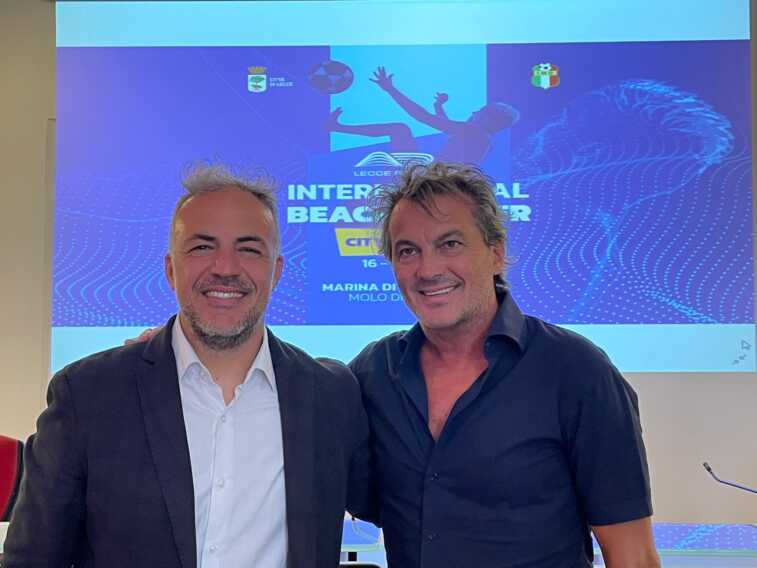 Galleria foto 'Ex campioni di calcio a Lecce per il campionato di beach soccer' - foto 1