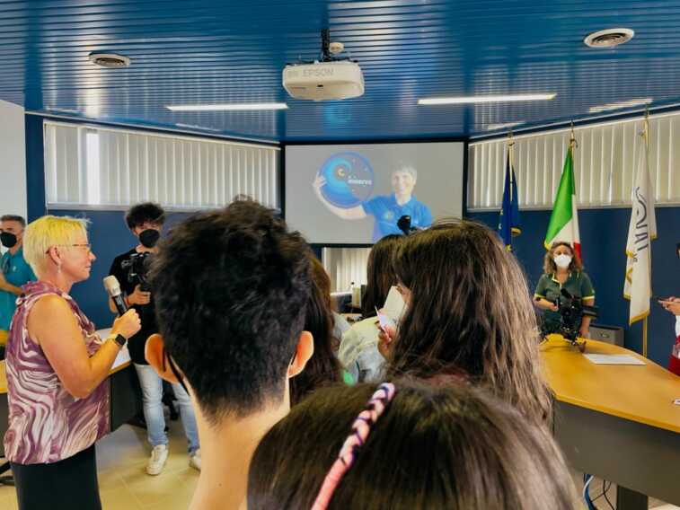 I bimbi chiamano da Matera, Samantha Cristoforetti risponde dallo spazio