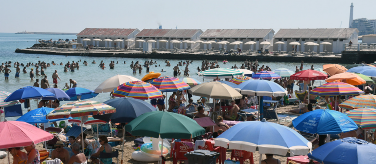 Galleria foto 'Bari, spiagge in città prese d’assalto per il penultimo weekend di luglio' - foto 1