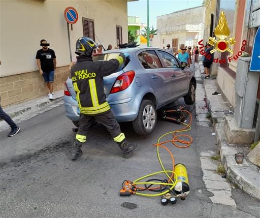 Incidente nel Leccese, anziano resta incastrato tra auto e marciapiede